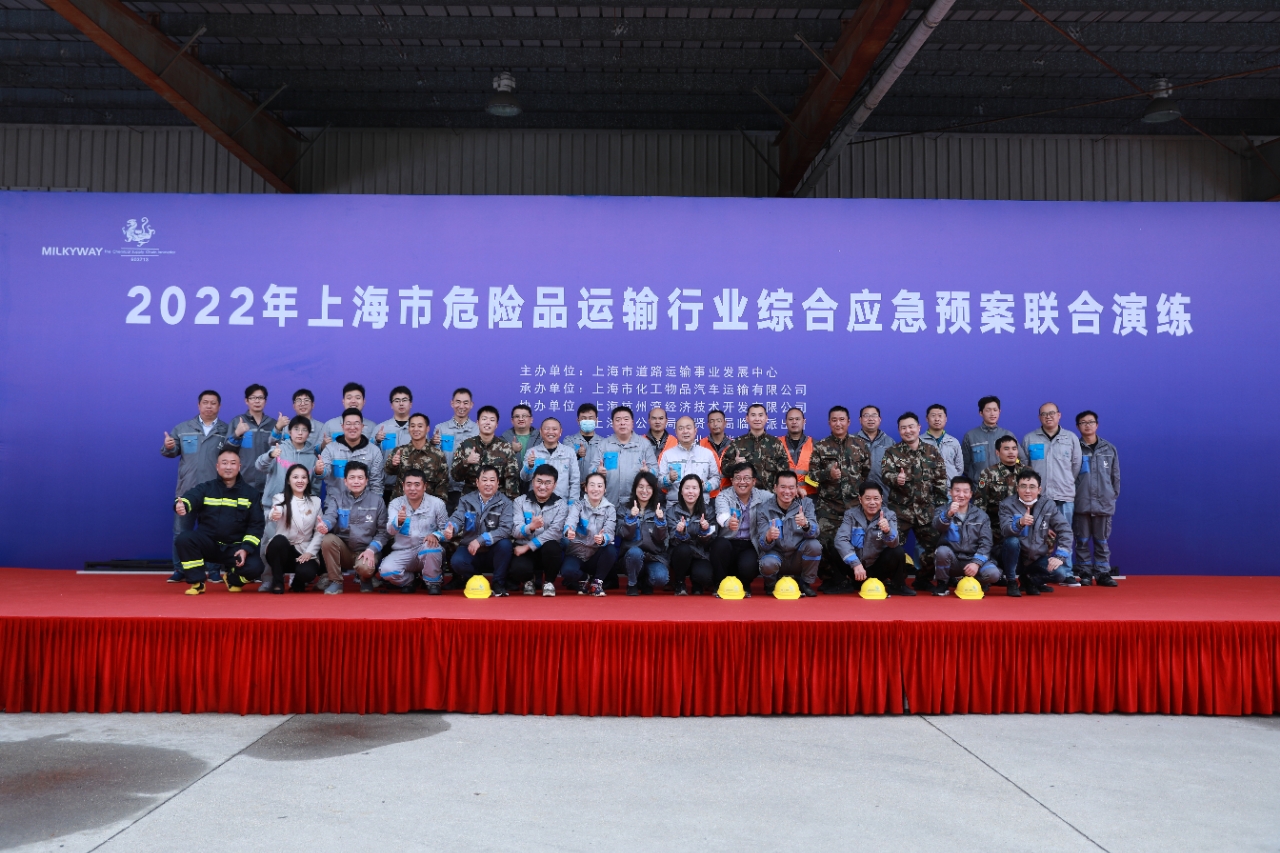 1669168984053016143.jpg 工作人员合影.jpg